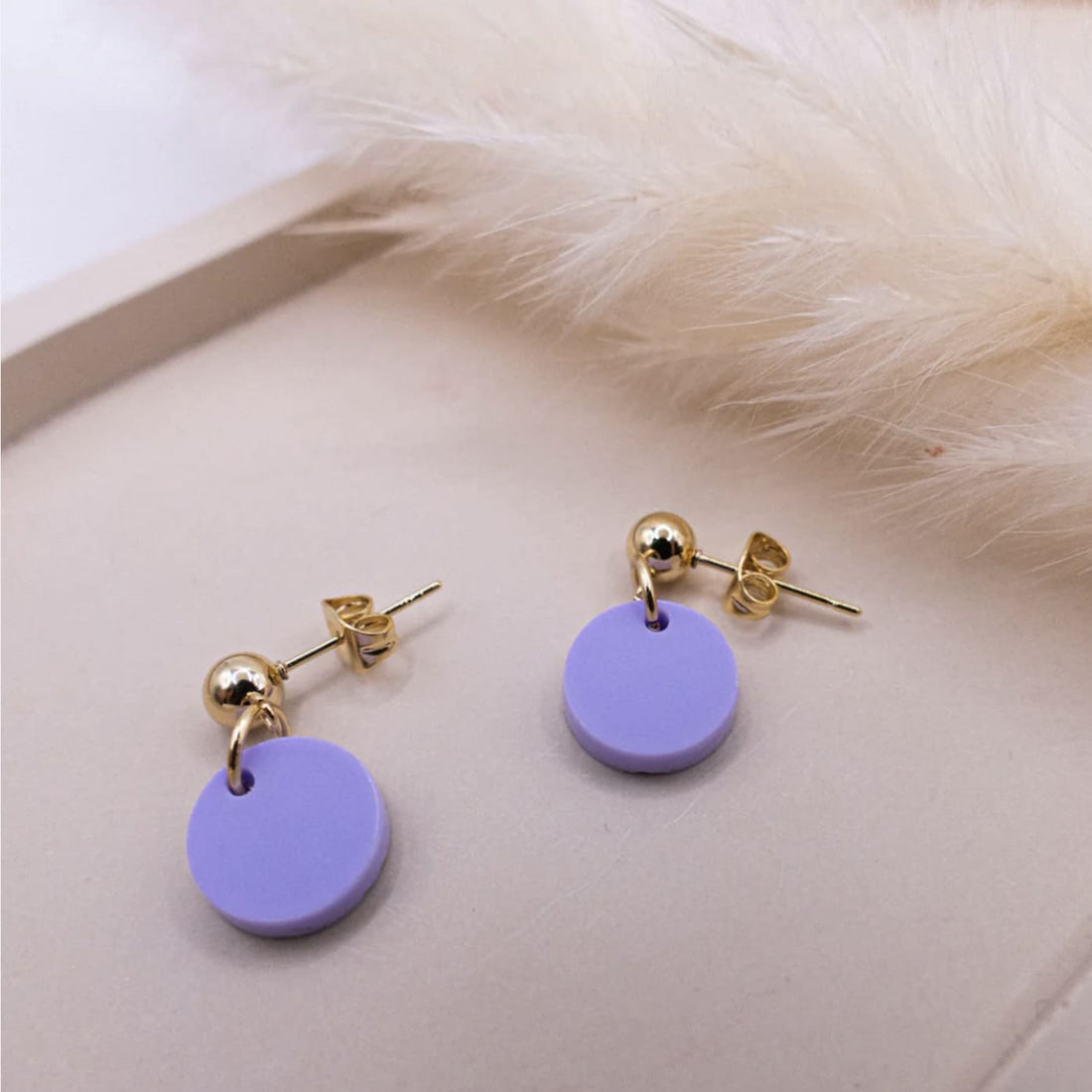 Goldene Ohrringe Stecker von tilda & theo, elegantes Accessoire, sichtbares Design mit filigranen Details