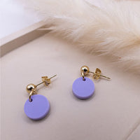 Goldene Ohrringe Stecker von tilda & theo, elegantes Accessoire, sichtbares Design mit filigranen Details