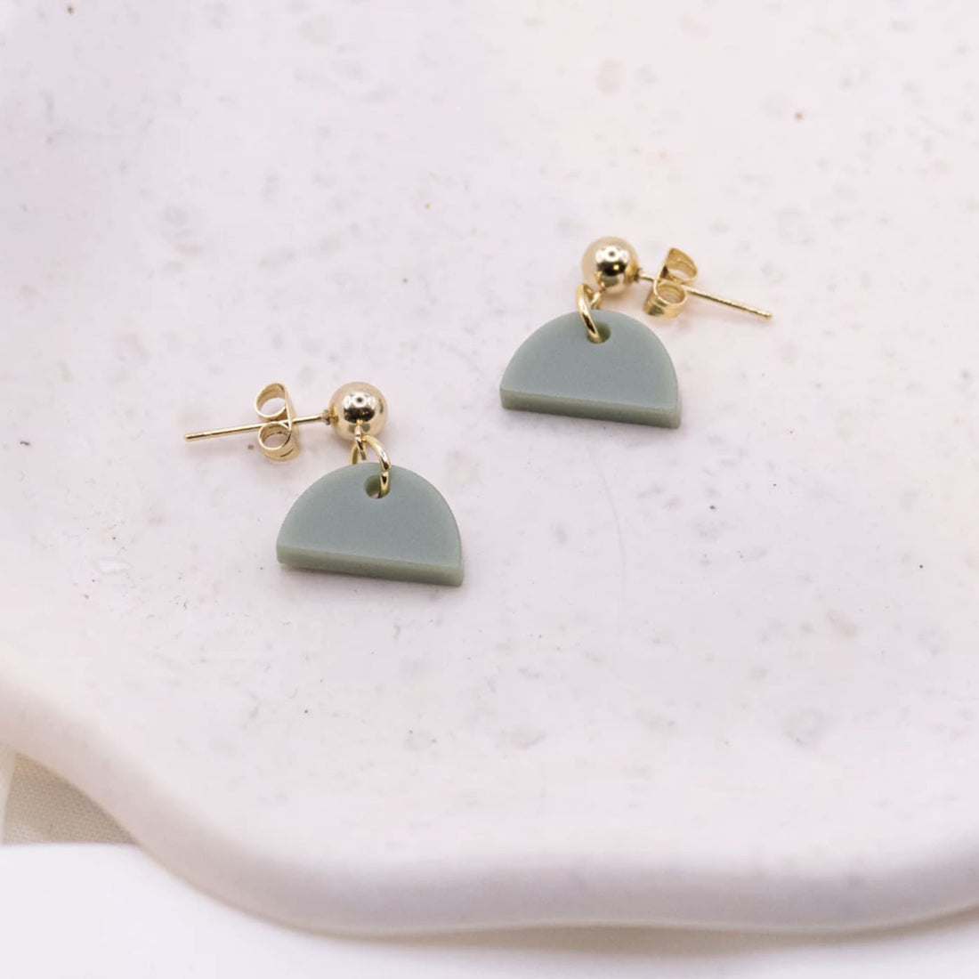 Zarte tilda & theo Ohrringe Stecker aus Accessoires, goldfarben mit filigranen Details, auf weißem Hintergrund.