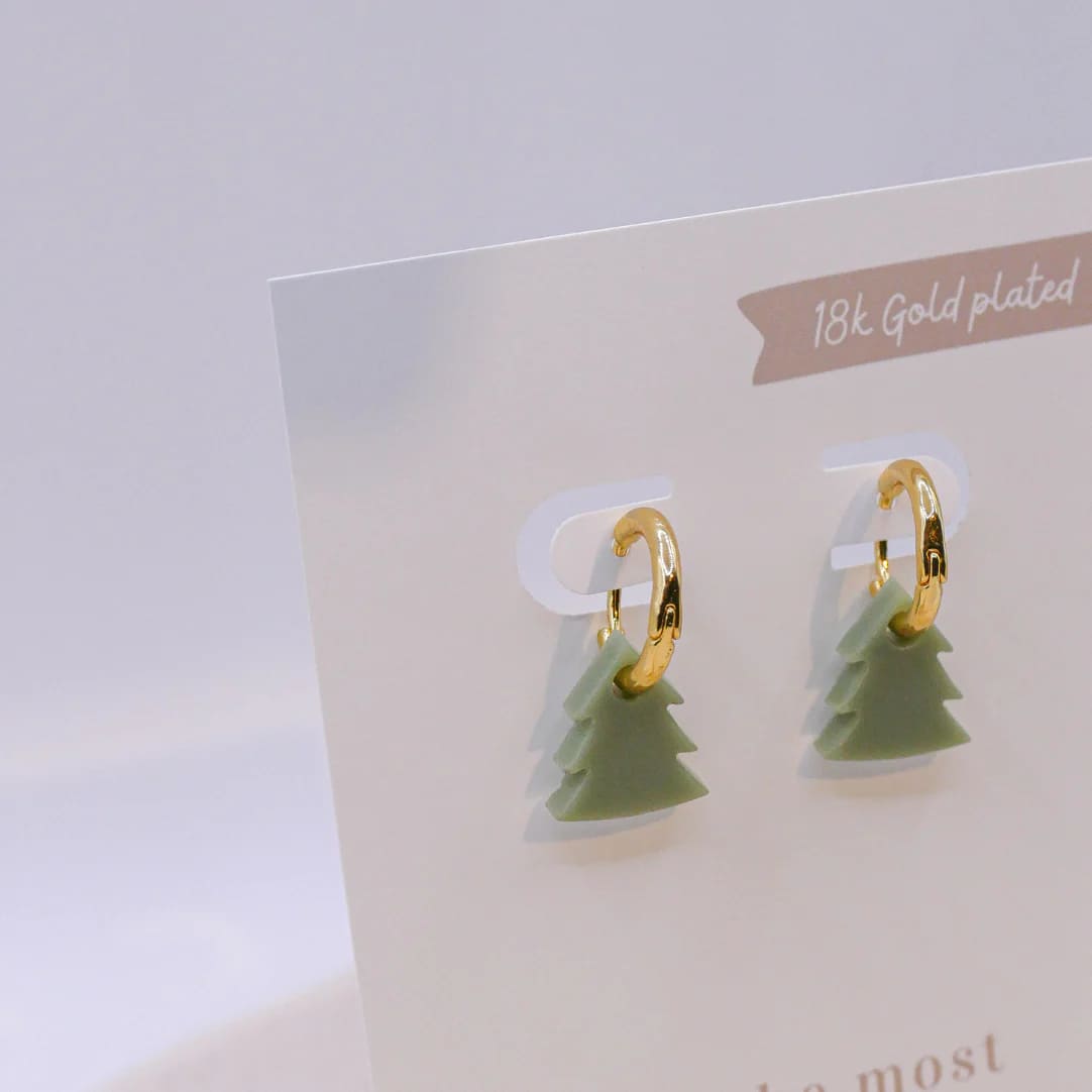Goldene Creolen-Ohrringe von tilda & theo, elegantes Accessoire, sichtbar an Ohrläppchen getragen
