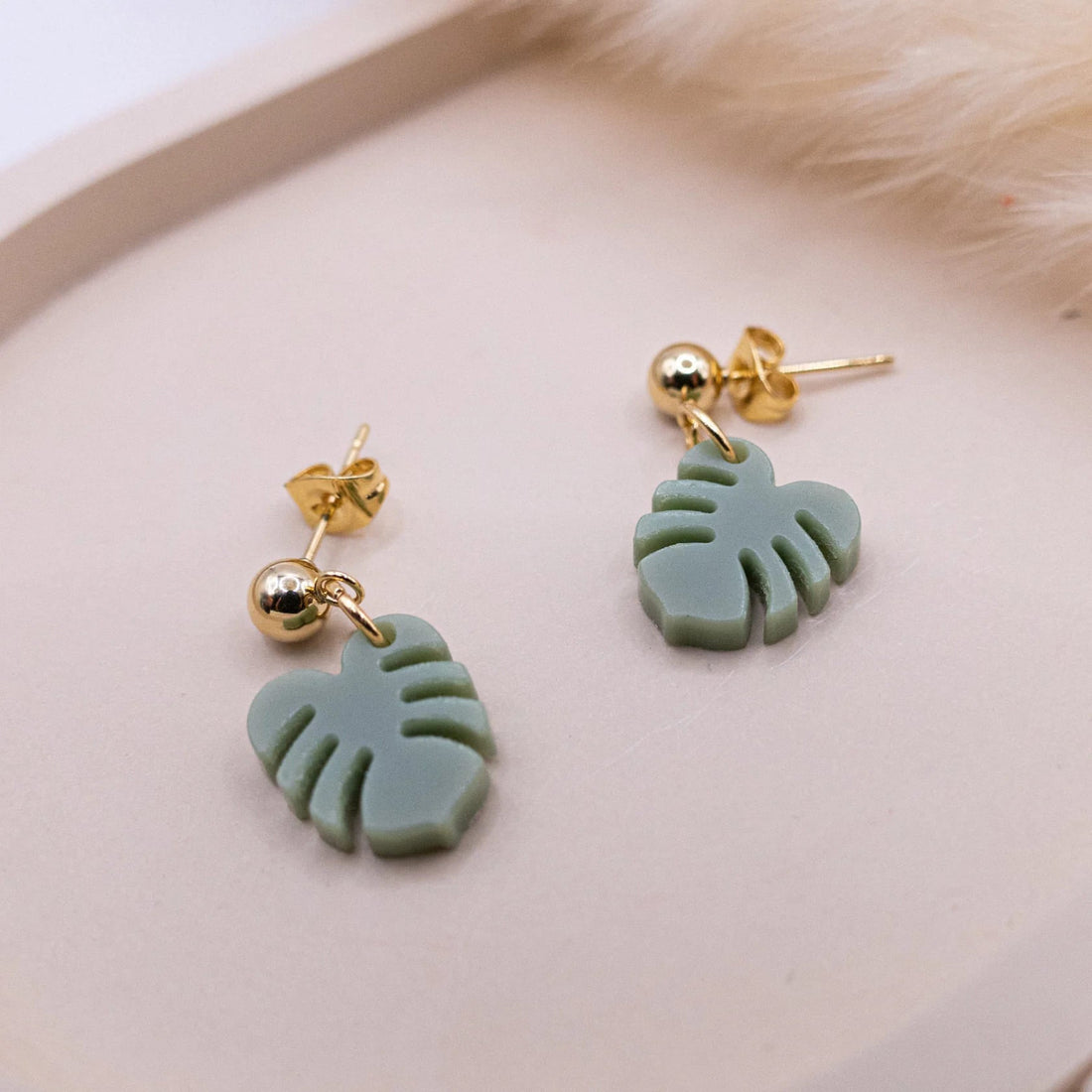 Goldene Ohrringe Stecker von tilda & theo, elegante Accessoires, Nahaufnahme der stilvollen Ohrstecker.