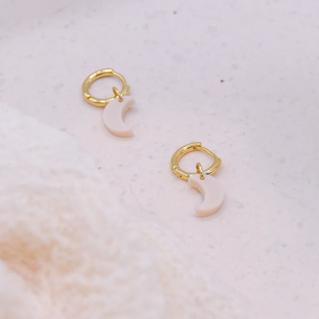 Creolen-Ohrringe von tilda & theo, elegante Accessoires aus goldfarbenem Metall, detailreiche Gestaltung, sichtbar im Bild