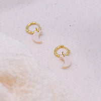 Creolen-Ohrringe von tilda & theo, elegante Accessoires aus goldfarbenem Metall, detailreiche Gestaltung, sichtbar im Bild