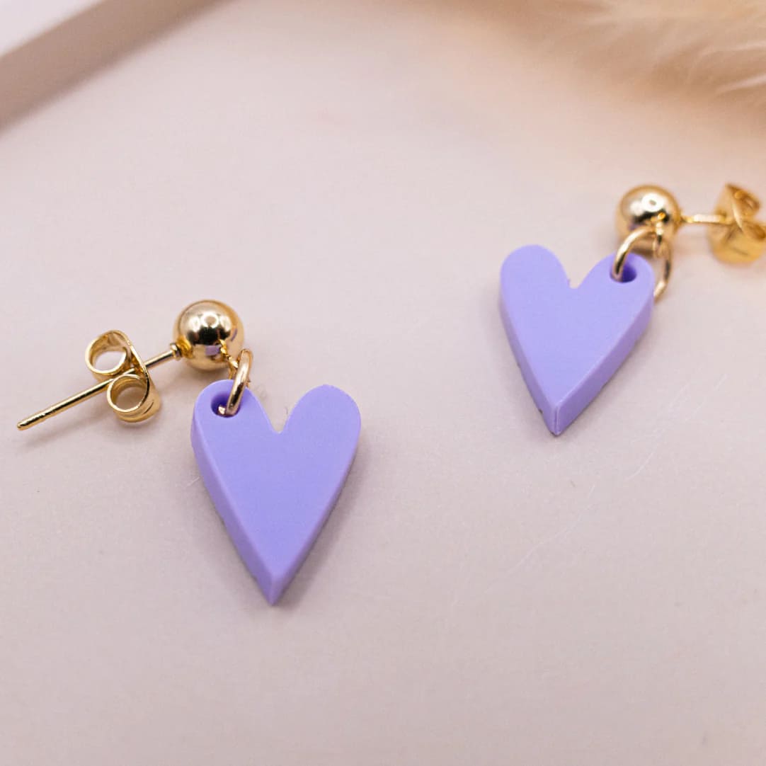 Elegante Tilda & Theo Ohrringe Stecker aus silberfarbenem Metall mit minimalistischen Design, als modisches Accessoire.