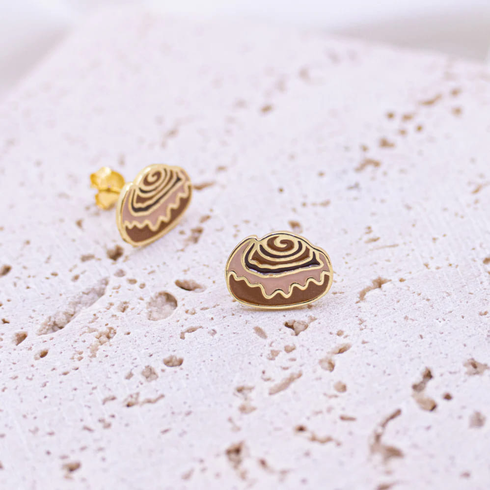 Silberne Ohrringe Stecker von tilda & theo, elegantes Accessoire für Damen, detailreiche Design in Nahaufnahme