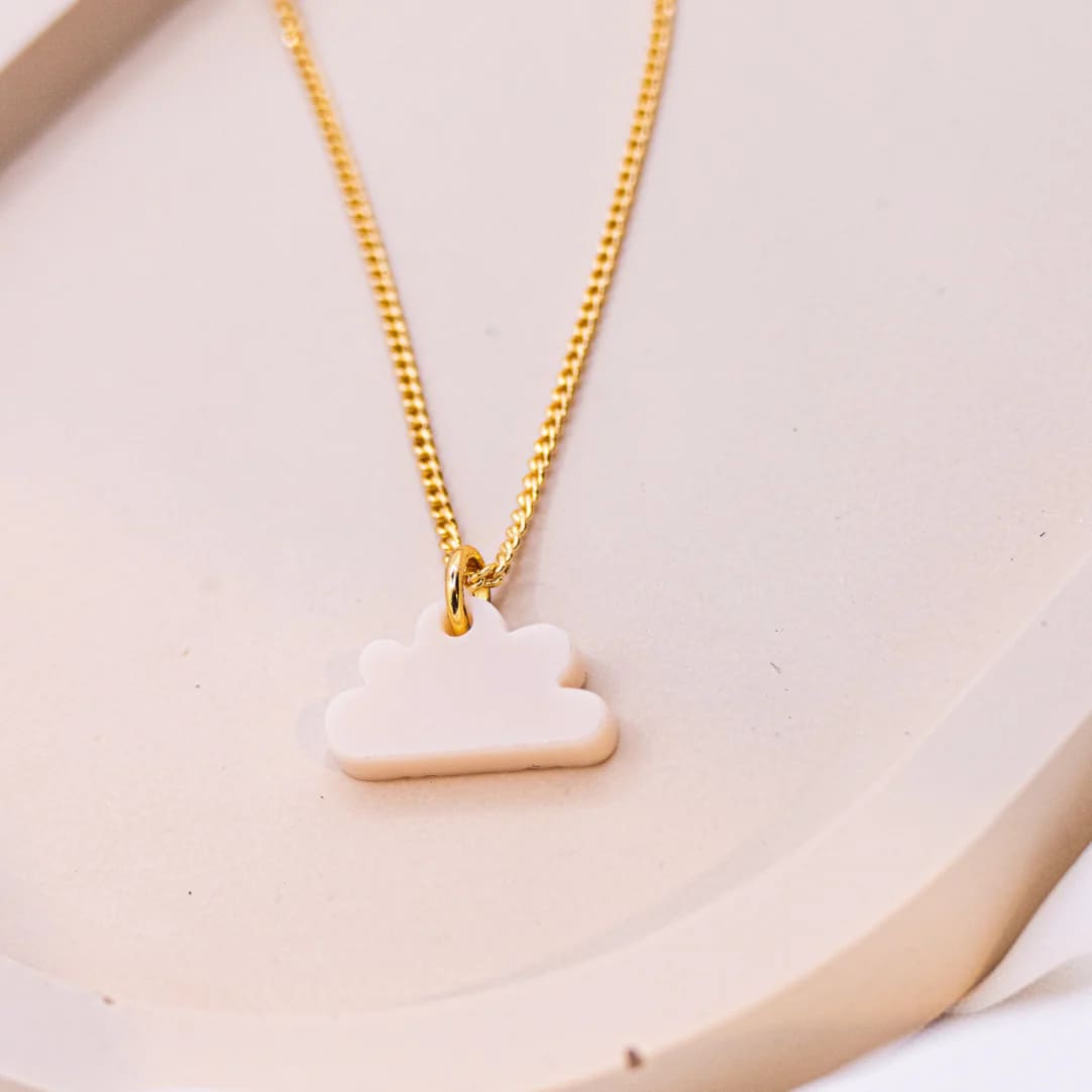 Elegante tilda & theo Halskette aus Schmuck-Accessoire mit filigranem Design, sichtbar auf dem Bild.
