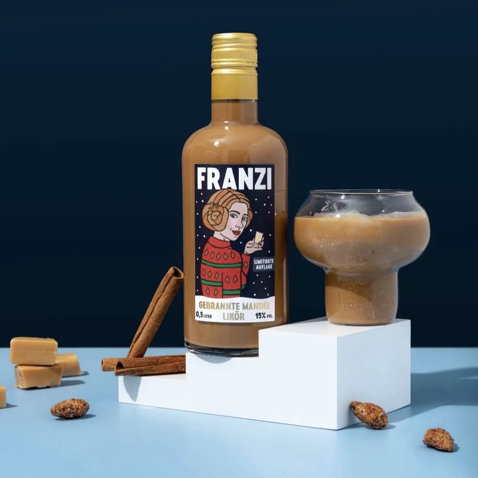 FRANZI gebrannter Mandel-Likör von Nork in 0,5L Flasche, cremiger Mandelgeschmack, alkoholisches Getränk, Nahaufnahme