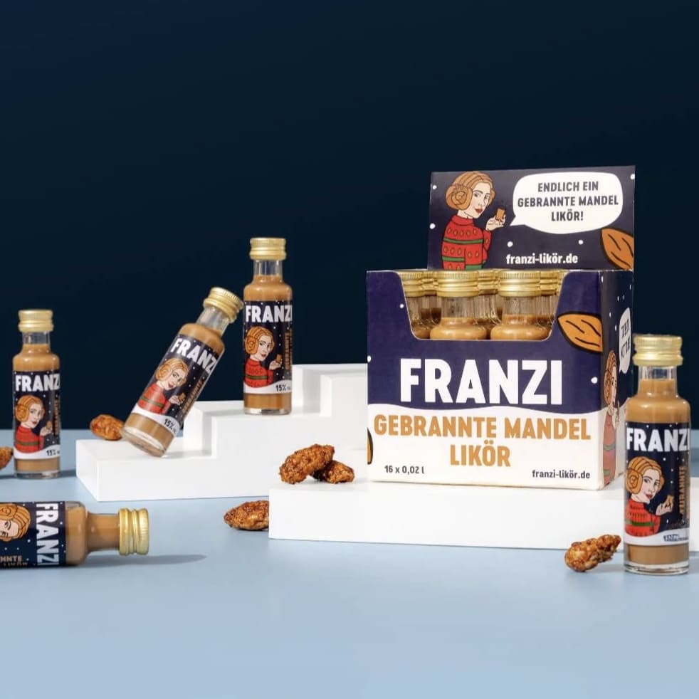 Nork FRANZI gebrannter Mandel-Likör klein (2cl, 15% VOL.) in einer kleinen Flasche, Nahaufnahme des Likörs mit Mandel-Details