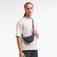 Kleine Moon-Bag von Got Bag aus recyceltem Material, tragbar als Rucksack oder Hüfttasche, stilvoll und umweltfreundlich.