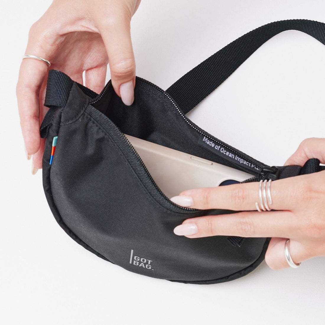 Kleine Moon-Bag von Got Bag, umweltfreundlicher Rucksack und HipBag aus recyceltem Meeresplastik, zeigt stilvolles Design und robuste Träger.