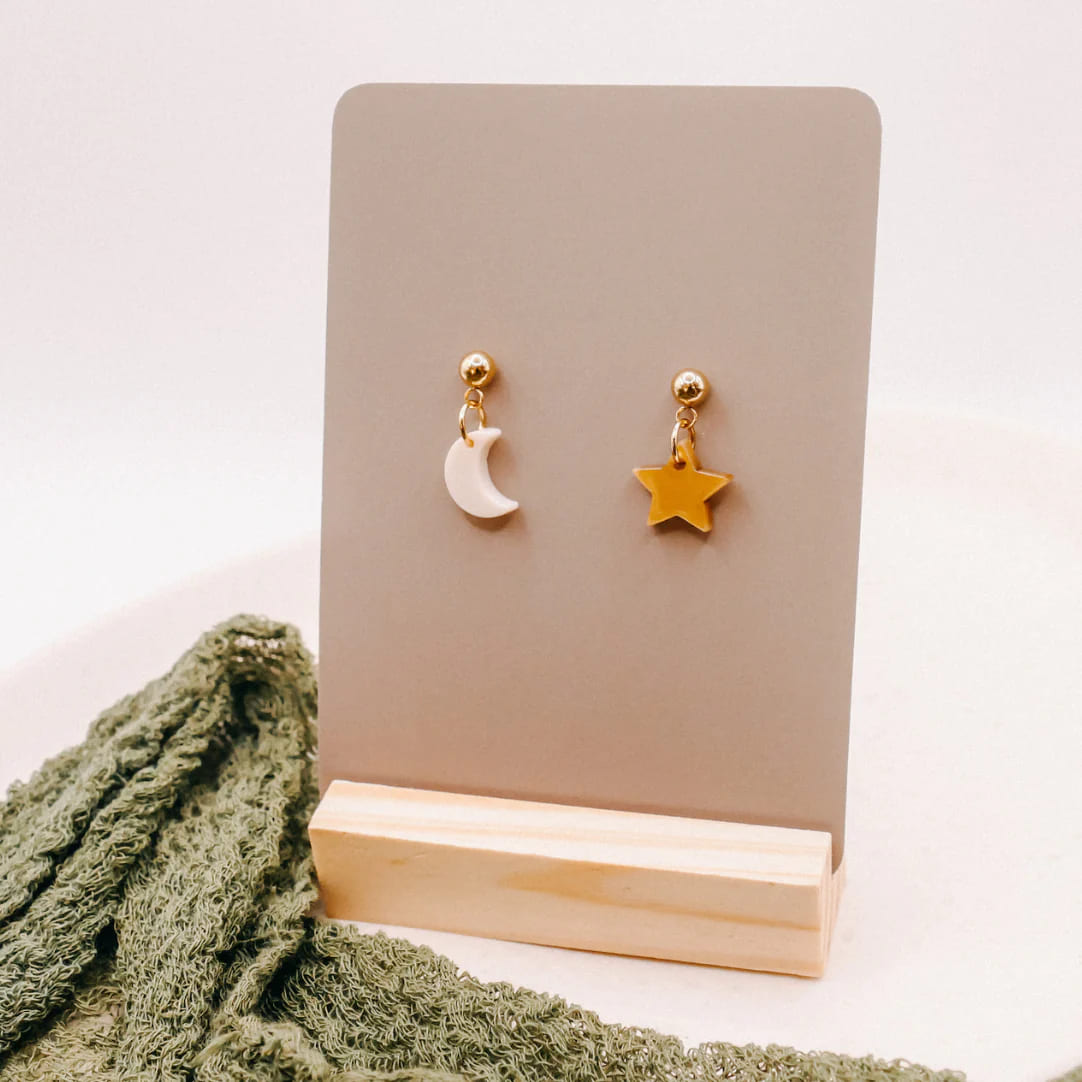 Goldene Ohrringe Stecker von tilda & theo, elegantes Accessoire aus hochwertigem Material, Nahaufnahme der stilvollen Ohrschmuck.