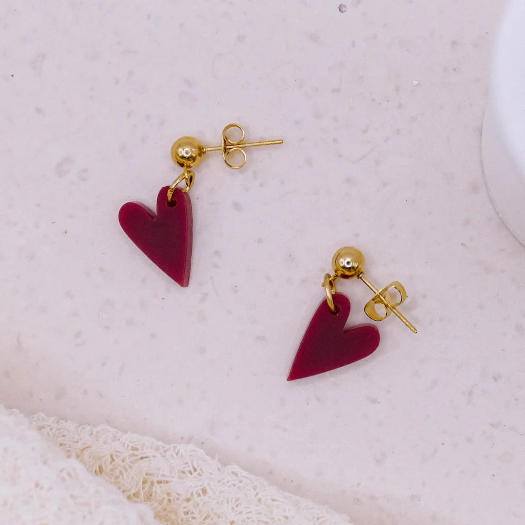 Goldene Ohrringe Stecker von tilda & theo, elegante Accessoires mit schlichtem Design, auf weißem Hintergrund fotografiert