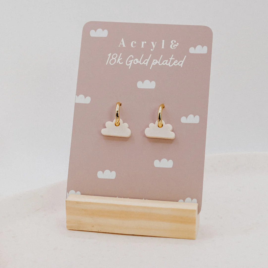 Goldene Creolen-Ohrringe von tilda & theo, elegantes Accessoire, sichtbar auf den Ohren.