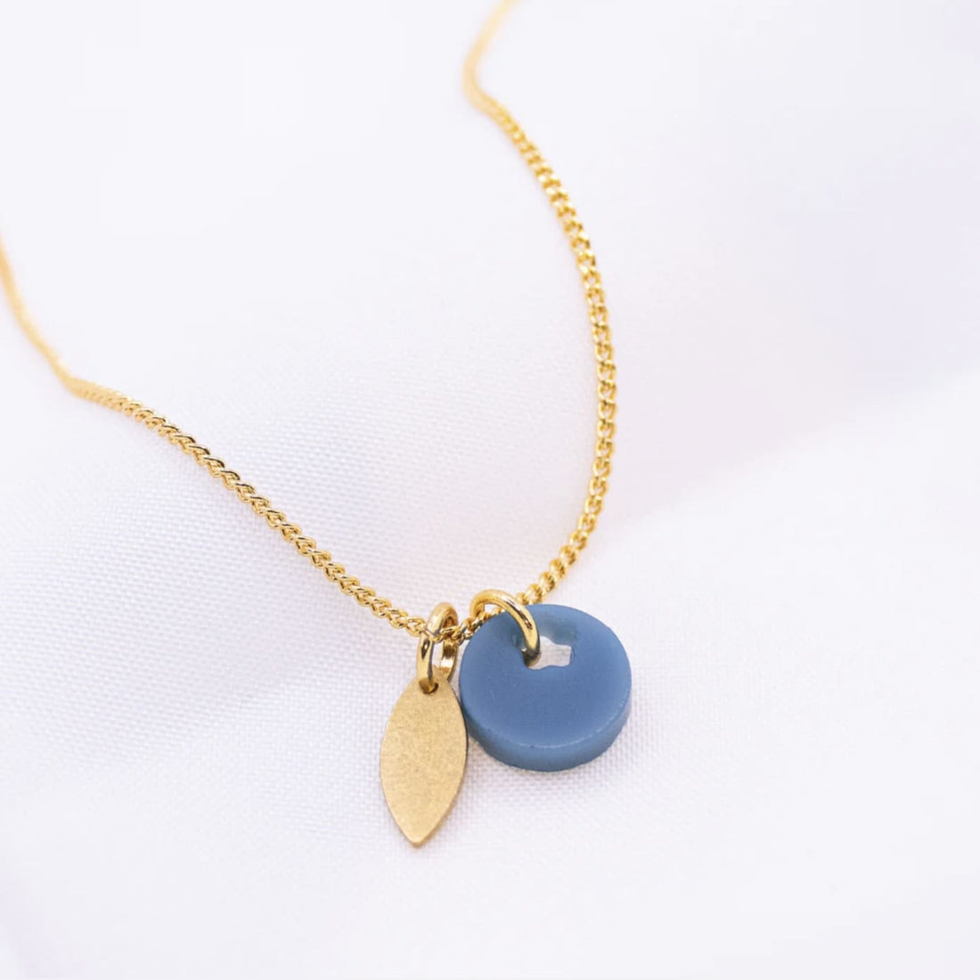 Goldene Halskette von tilda & theo, elegantes Accessoire mit feinem Design, sichtbar auf der Abbildung.