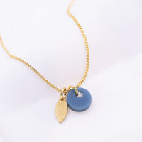 Goldene Halskette von tilda & theo, elegantes Accessoire mit feinem Design, sichtbar auf der Abbildung.