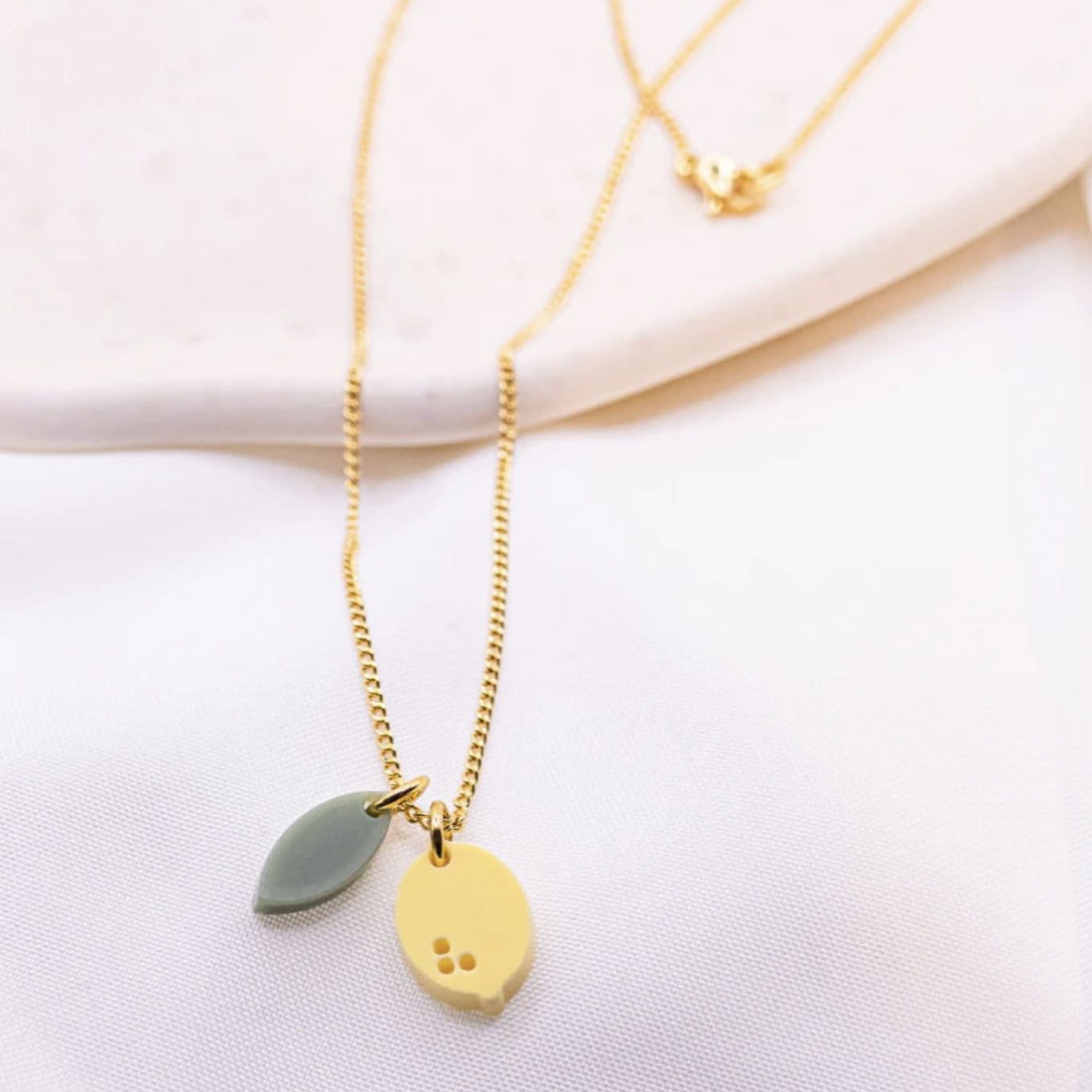 Zierliche Tilda & Theo Halskette aus Silber mit filigranem Design, modisches Accessoire für den Alltag.