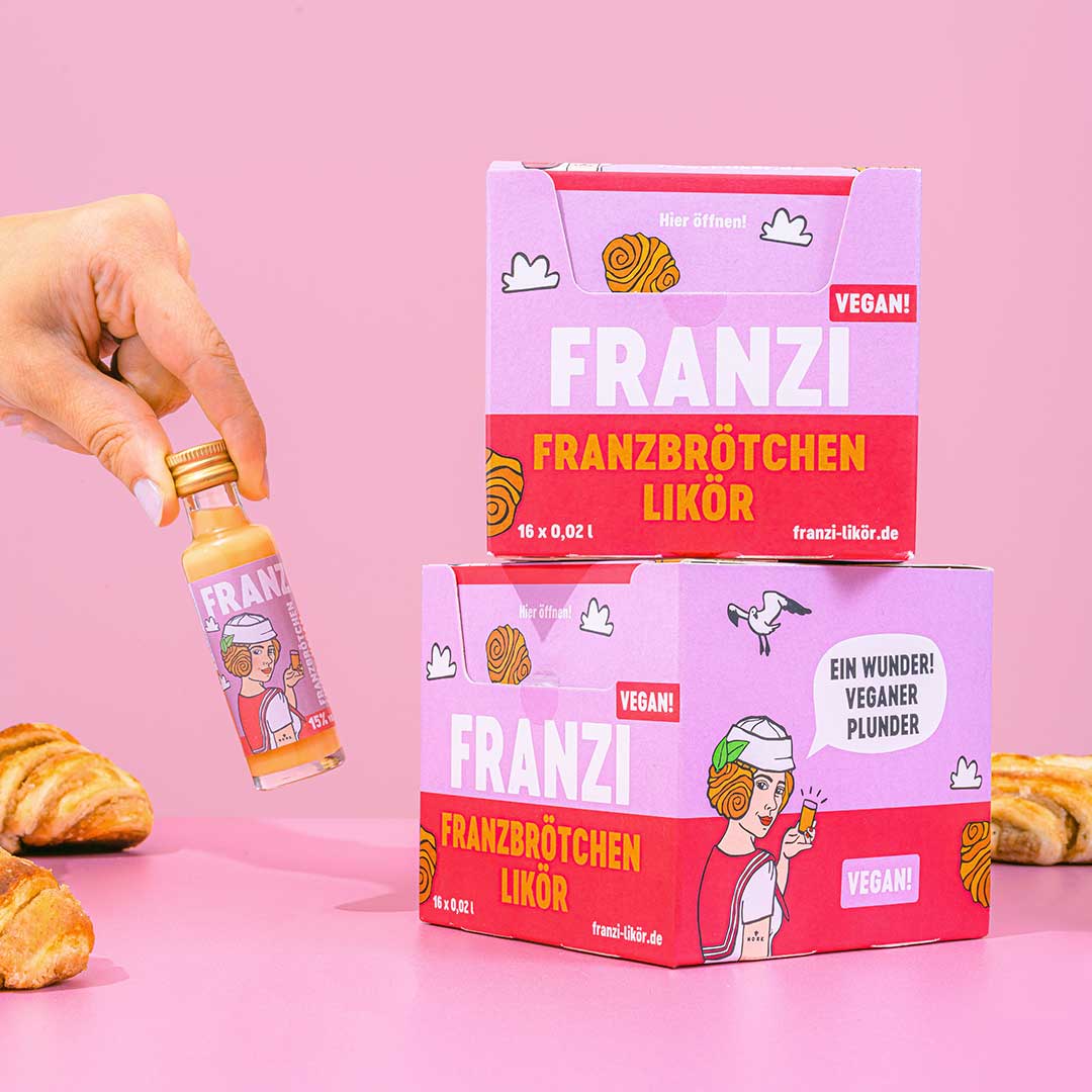 Kleiner veganer Franzbrötchen-Likör von Nork, 2cl Flasche mit 15% Vol., in eleganter Verpackung sichtbar.