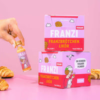 Kleiner veganer Franzbrötchen-Likör von Nork, 2cl Flasche mit 15% Vol., in eleganter Verpackung sichtbar.