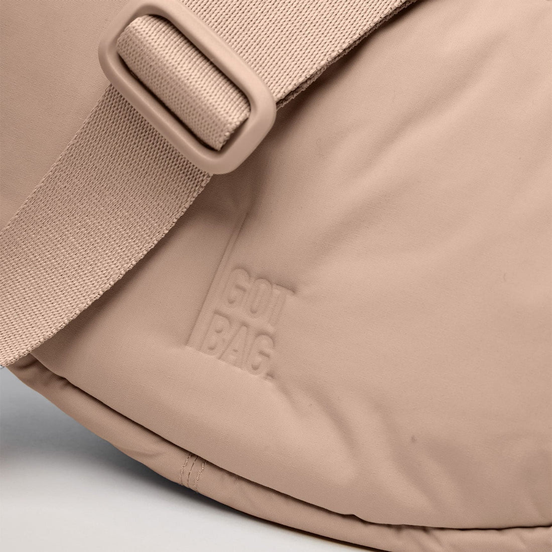 Kleine Cloud-Moon-Bag von Got Bag, nachhaltiger Rucksack mit modernen Design, aus recyceltem Meeresplastik gefertigt.