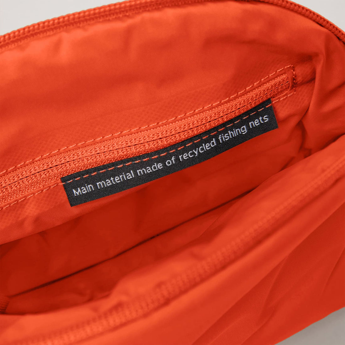 Got Bag Cloud-Pocket-Bag, Rucksack aus recyceltem Material mit mehreren Fächern und verstellbarem Tragegurt, seitliche Taschen.