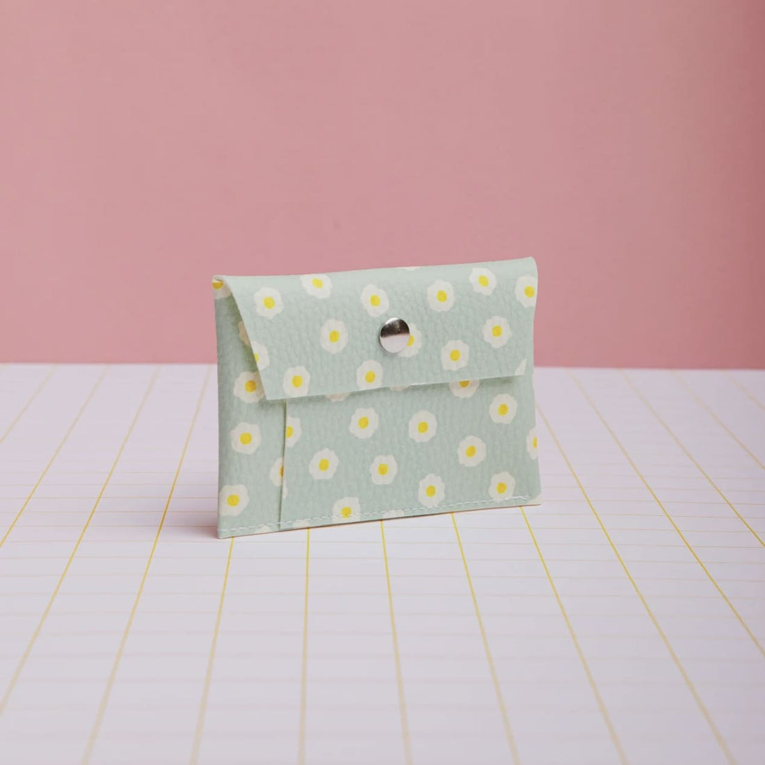Ecke Geldbeutel mit Druckknopf und bunten Motiven, aus Leder, zeigt das offene Design und verschiedene dekorative Details.