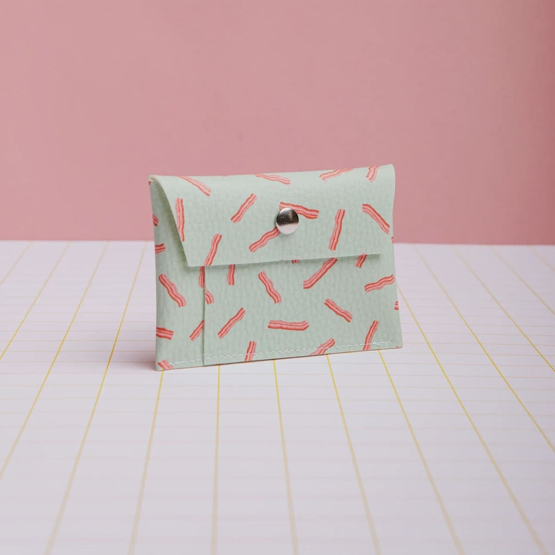 Bunter Geldbeutel mit Druckknopf und verschiedenen Motiven, Ecke Marken-Accessoire, aus Leder oder Stoff gefertigt