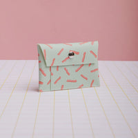 Bunter Geldbeutel mit Druckknopf und verschiedenen Motiven, Ecke Marken-Accessoire, aus Leder oder Stoff gefertigt