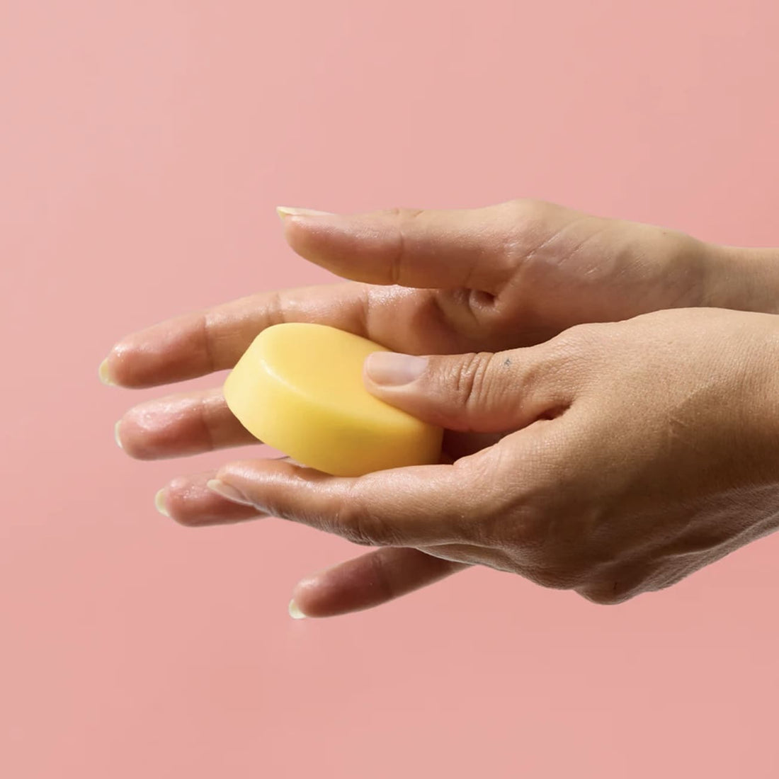 Feste Handcreme mit Bienenwachs von 4 People Who Care, pflegt und schützt die Hände sichtbar.