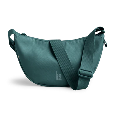 Kleine Moon-Bag von Got Bag, nachhaltiger Rucksack und Hüfttasche aus recyceltem Meeresplastik, auf einem weißen Hintergrund.