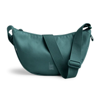 Kleine Moon-Bag von Got Bag, nachhaltiger Rucksack und Hüfttasche aus recyceltem Meeresplastik, auf einem weißen Hintergrund.