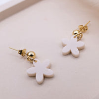 Goldene Stecker-Ohrringe von tilda & theo, elegante Accessoires mit minimalistischer Design-Ästhetik, nah aufgenommen.