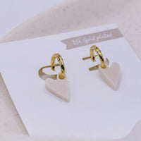 Goldene Creolen-Ohrringe von tilda & theo, elegante Accessoires aus hochwertigem Material, sichtbar in Nahaufnahme
