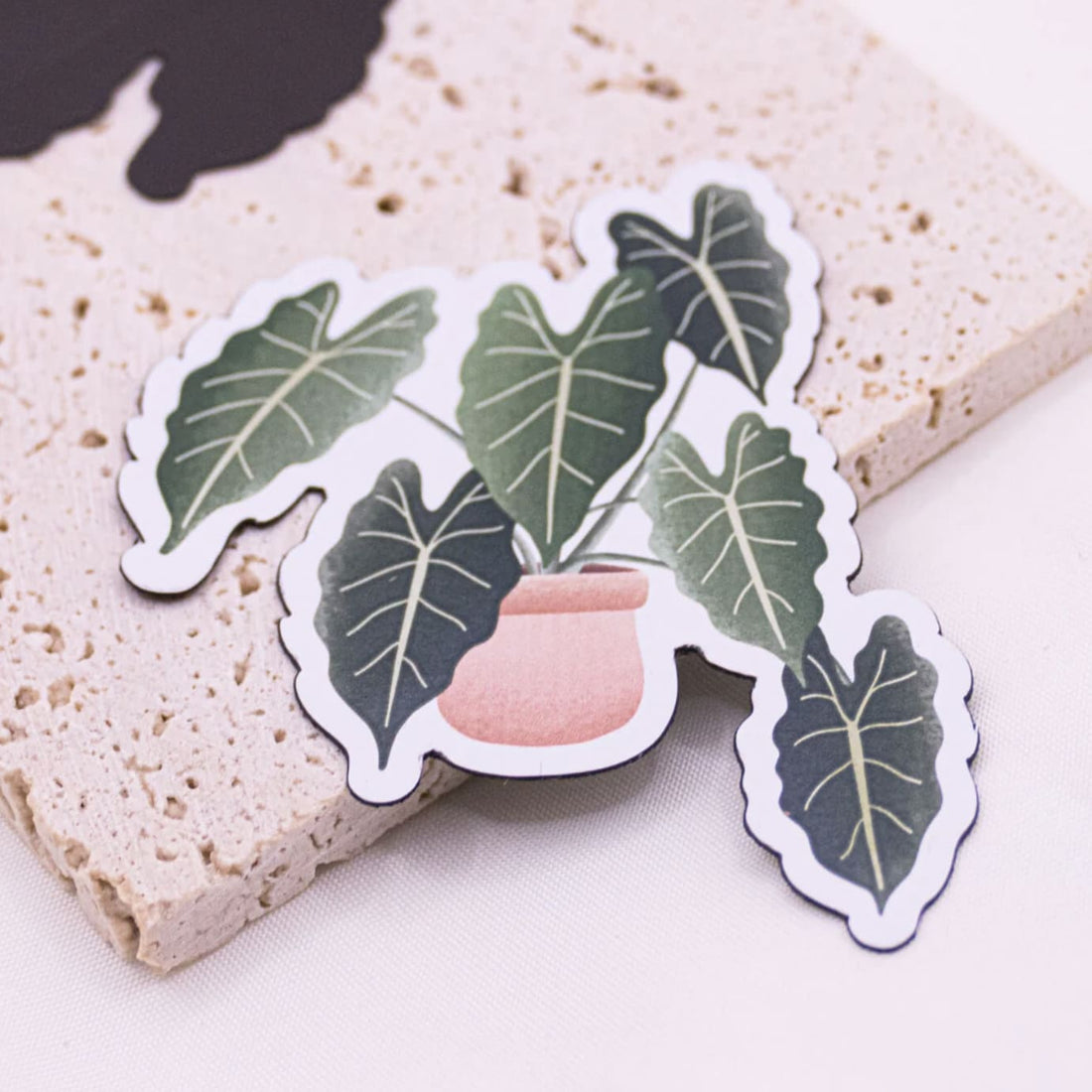 Bunte Magnetmotive von tilda & theo, geeignet für drinnen und draußen, auf einer magnetischen Oberfläche sichtbar.