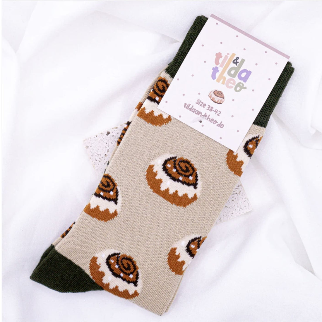 Bunte Socken „Zimtschnecke“ von tilda & theo, farbenfrohe Accessoires mit Zimtschnecken-Muster, perfekt für den Alltag.