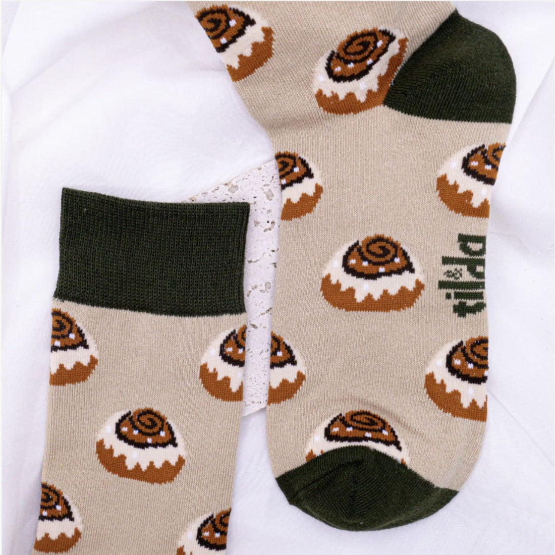 Bunte Socken „Zimtschnecke“ von tilda & theo, aus weichem Material, mit Zimtschnecken-Muster, als Accessoire sichtbar