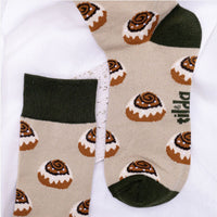 Bunte Socken „Zimtschnecke“ von tilda & theo, aus weichem Material, mit Zimtschnecken-Muster, als Accessoire sichtbar