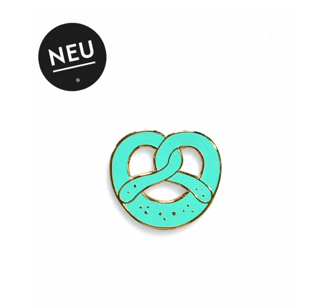 Herkömmliches Pin Breze von Heimatformat, kleines Accessoire aus Metall mit dekorativem Design, auf weißem Hintergrund.