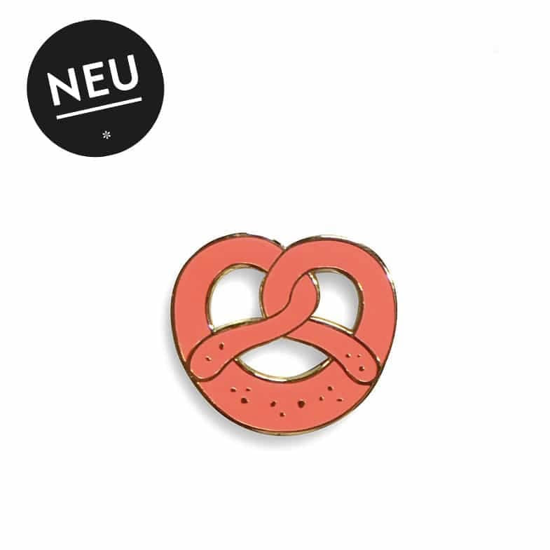 Häkelverschluss Pin Breze von Heimatformat, modisches Accessoire aus handgefertigtem Häkelstoff, detailreiche Näharbeit
