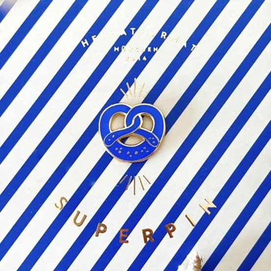 Kunstvoller Pin Breze von Heimatformat, aus Accessoires, detailreiche Metallbrosche mit dekorativem Design, auf weißem Hintergrund
