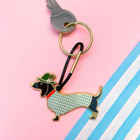 Schlüsselanhänger Dackel von Heimatformat, niedliches Accessoire aus Metall mit detailreicher Dackelfigur.