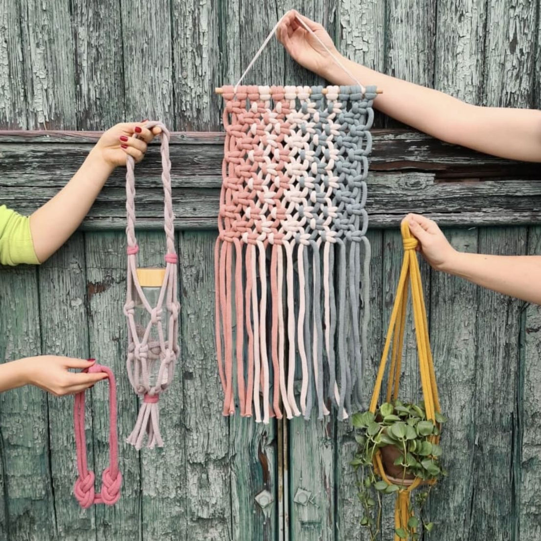 Bobbiny Makramee DIY Set Jumbo 6x10m mit bunten Baumwollgarnen für kreative Makramee-Projekte, auf einem weißen Hintergrund.