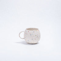 Keramik Tasse „Party Ball“ von egg back home, 500ml, bunte Party-Design, geeignet für Drinnen und Draußen, stilvoller Trinkbecher