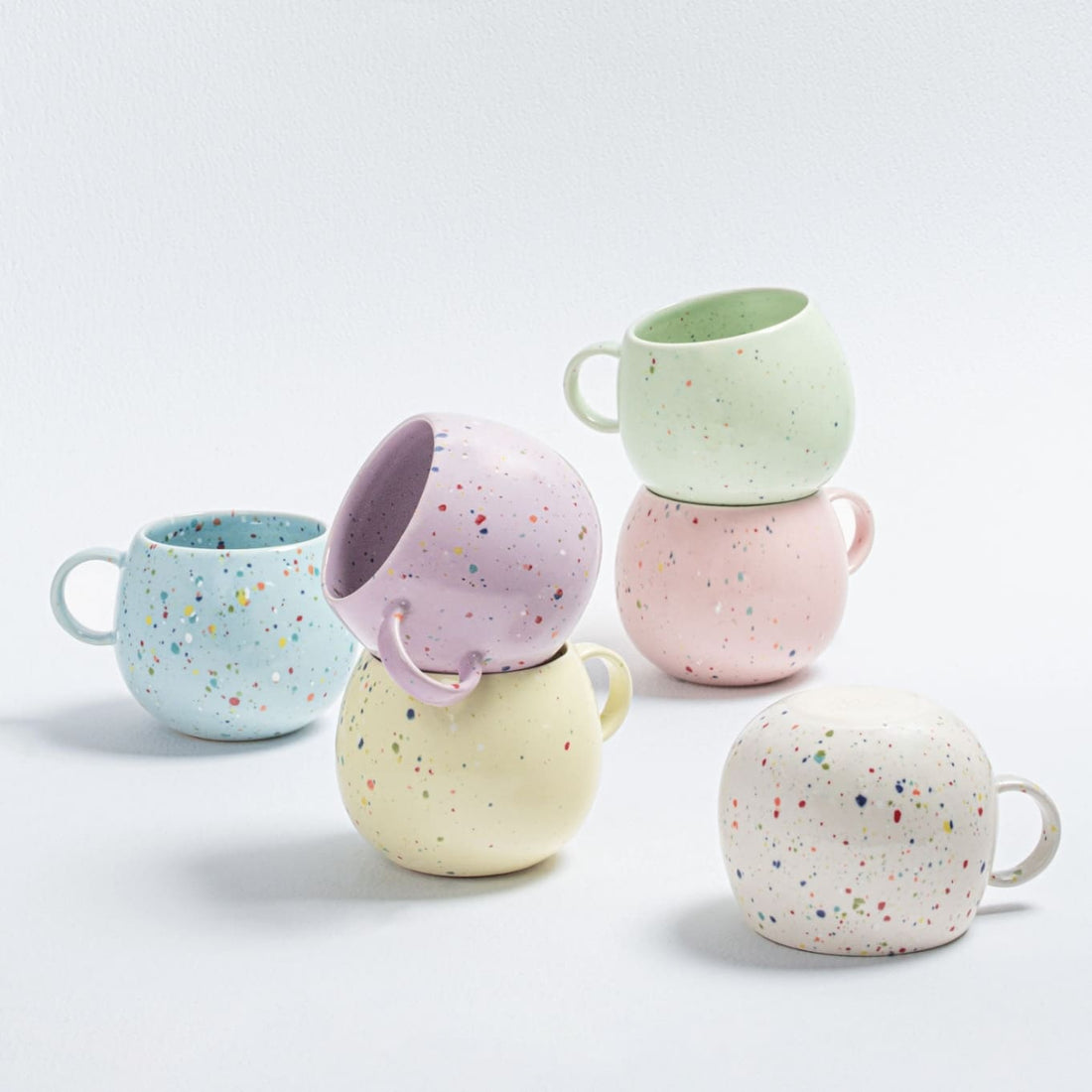 Bunte Keramik Tasse „Party Ball“ 500ml von egg back home, ideal für drinnen und draußen, mit lebendigem Design.