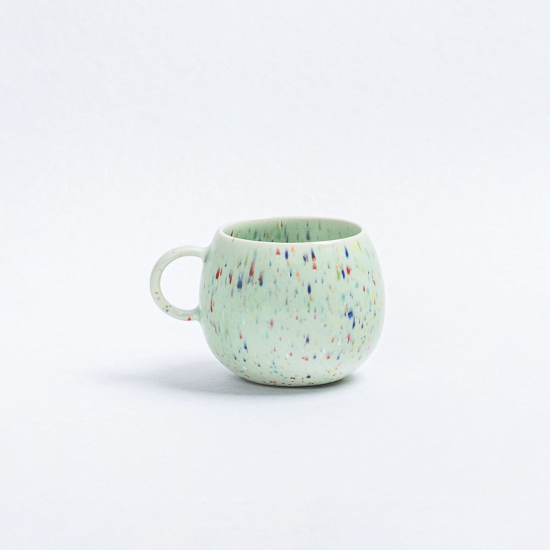Keramik Tasse „Party Ball“ von egg back home, 500ml, mit buntem Party-Design, geeignet für drinnen und draußen.