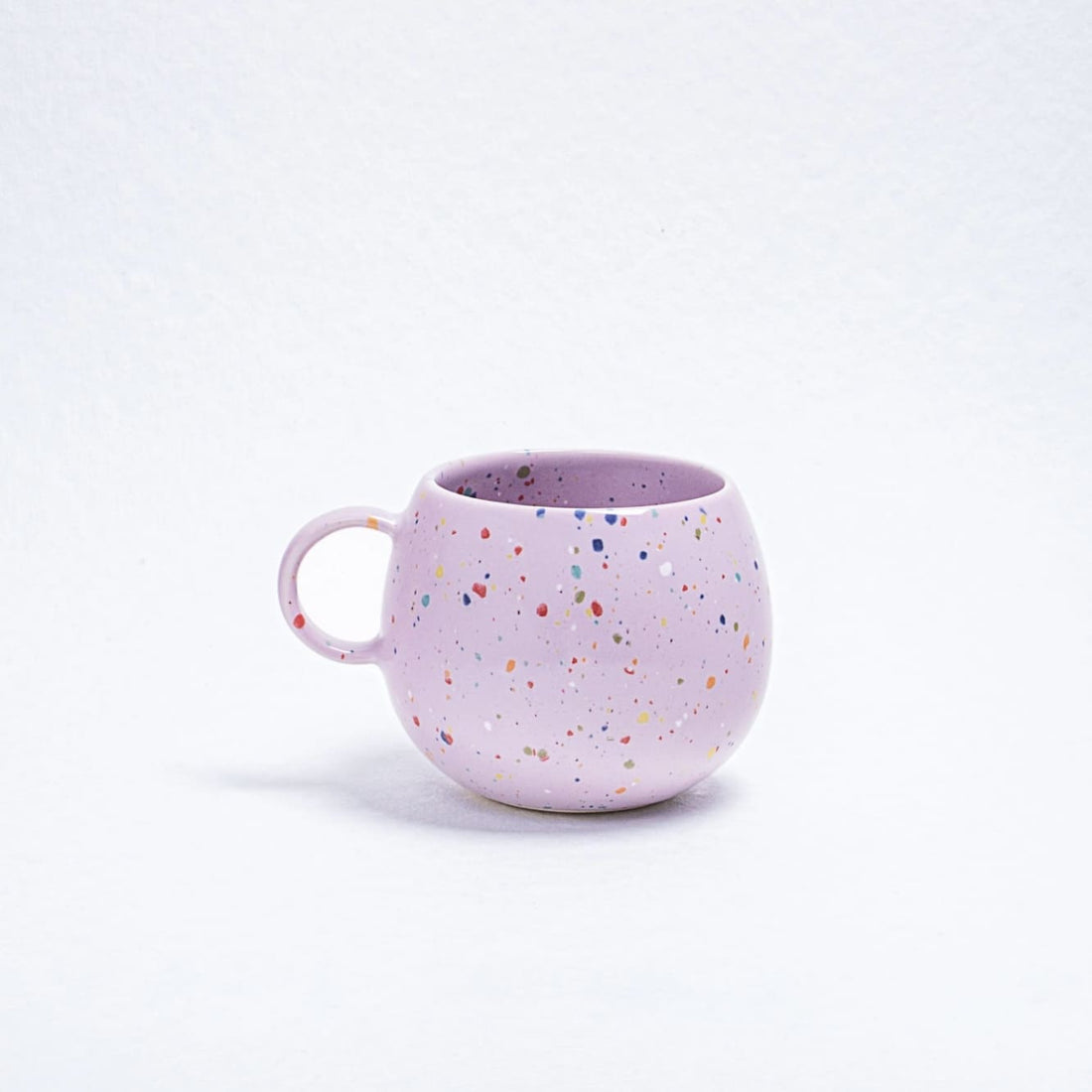 Keramik Tasse „Party Ball“ von egg back home, 500ml, mit buntem Party-Design, ideal für drinnen und draußen.