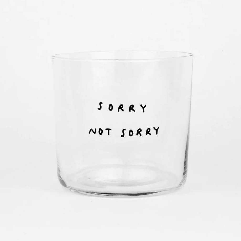 Ein 350ml Glas mit Spruch von yahya studio, klar und dekorativ, auf weißem Hintergrund sichtbar.