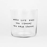 Ein 350ml Glas mit Spruch von yahya studio, transparent mit dekorativem Schriftzug, auf weißem Hintergrund.