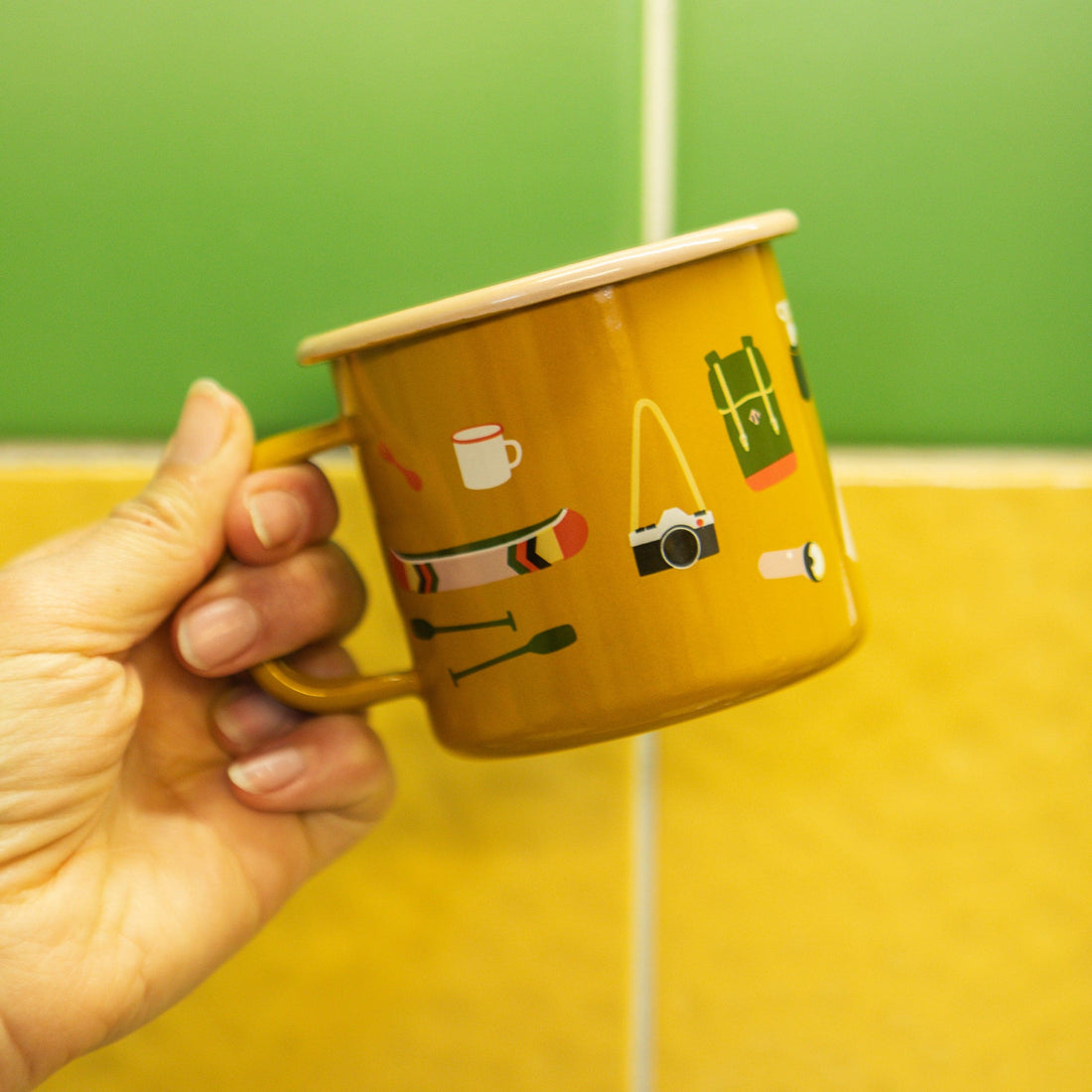Emailletasse Becher von Roadtyping, langlebig, ideal für drinnen und draußen, mit auffälligem Design auf der Oberfläche.