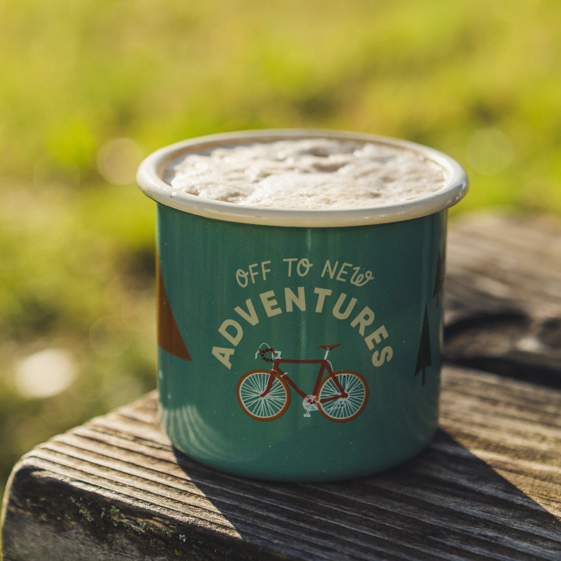 Roadtyping Emailletasse Becher, für drinnen und draußen, mit stilvollem Design, aus langlebigem Material, zeigt das Roadtyping Logo.