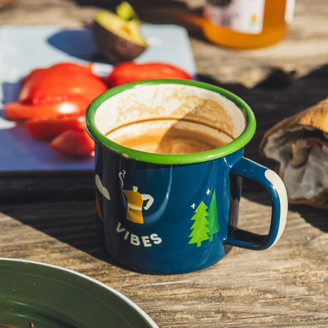 Emailletasse Becher von Roadtyping, perfekt für drinnen und draußen, zeigt ein stilvolles Design auf der Tasse.